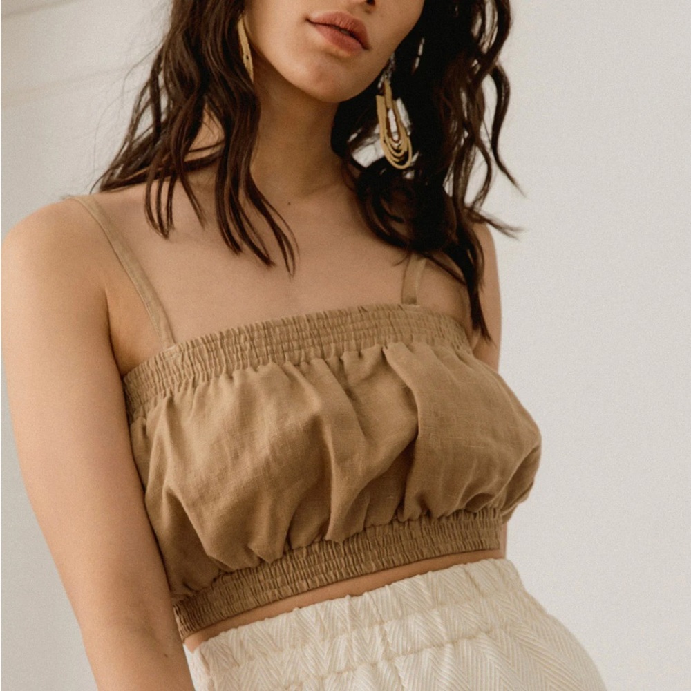 🏷️ NWT Harley Jae Poésie Top in Taupe. Size Small.